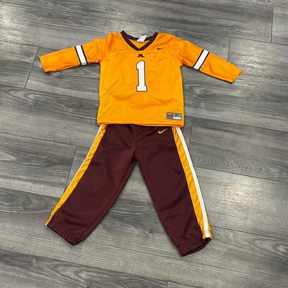 Minnesota Gophers Nike jersey top with matching sweat pants